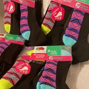 Lot of 24 pairs (4 pack X 6 pairs) FRUIT OF THE LOOM Girls  ankles socks M